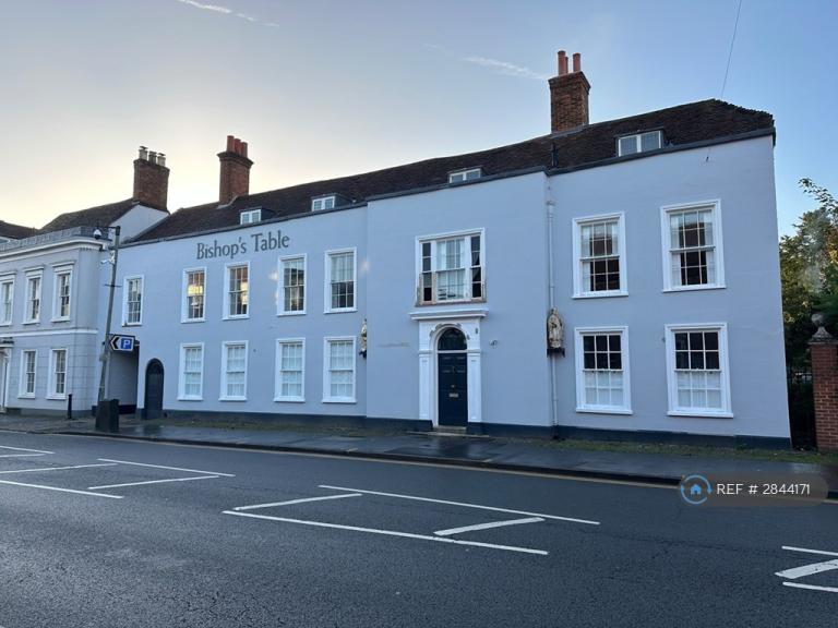 2 bedroom flat in West Street, Surrey, GU9 (2 bed) (#2844171)