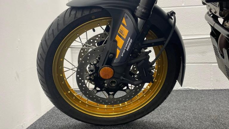 SUZUKI DL1050 TOUR ** FULL LUGGAGE - ENGINE BARS - 12 MONTHS MOT **