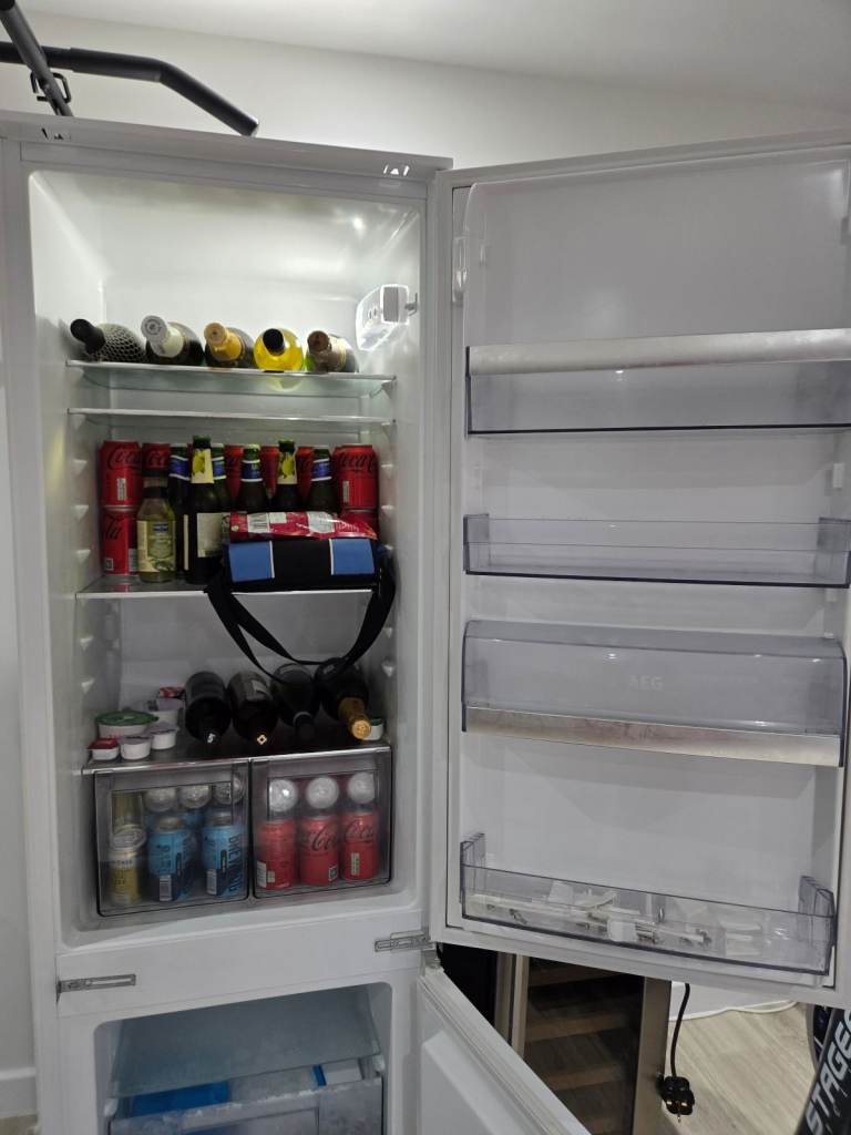 White Integrated Fridge Freezer – Good Condition