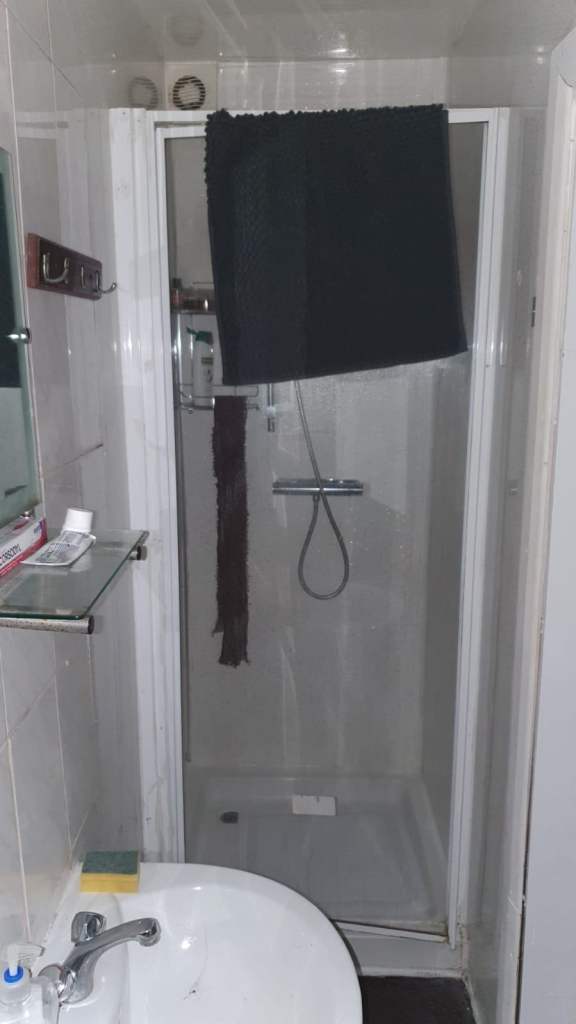 Stylish 1 Bedroom Ground Floor Flat with Private Garden, Cellar & Excellent Transport Links