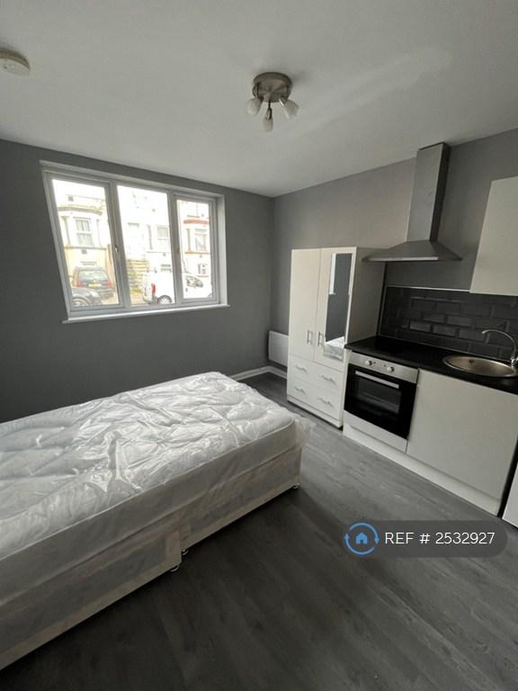 1 bedroom in Luton Road, Chatham, ME4 (#2532927)