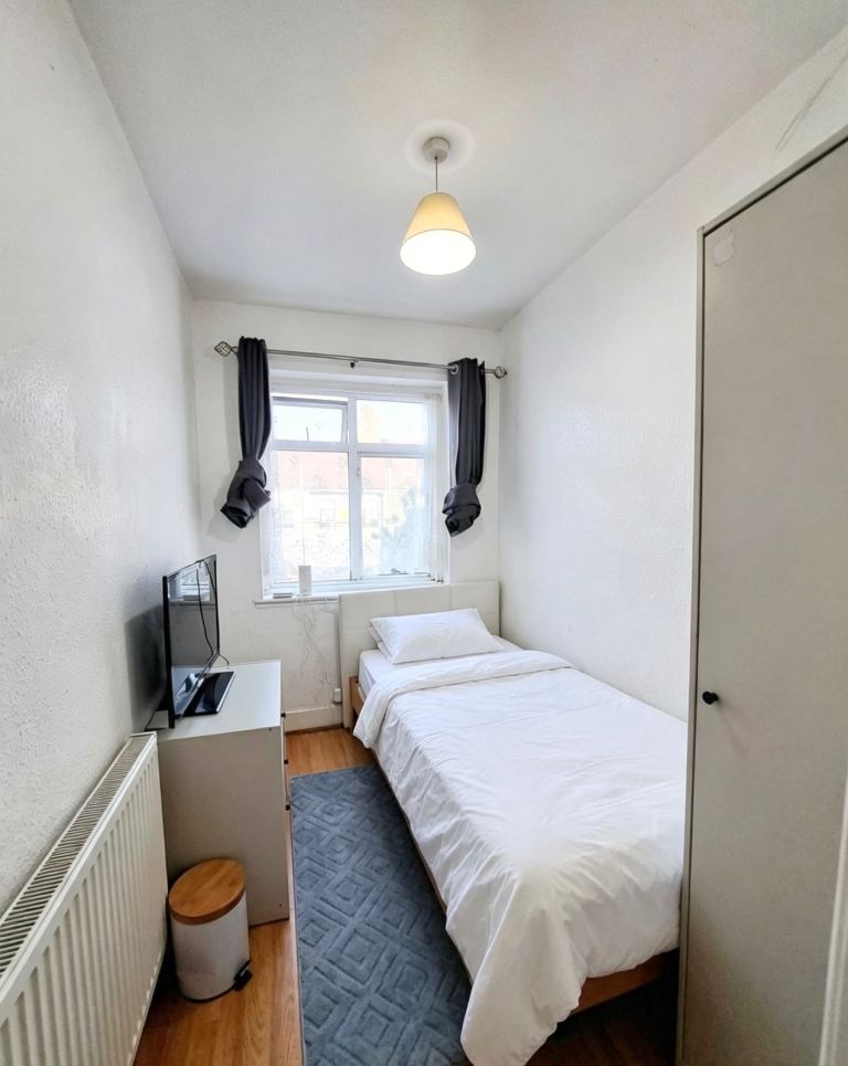 Rent Single Room - MONTROSE GARDENS MITCHAM CR4