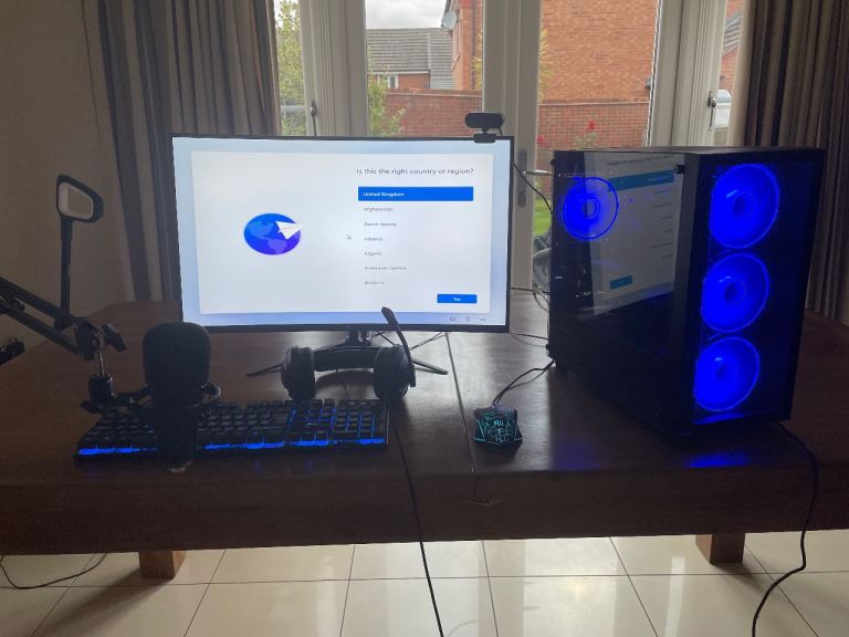 (Negotiatable) Gaming PC Setup with Monitor, Keyboard, Mouse and Mic