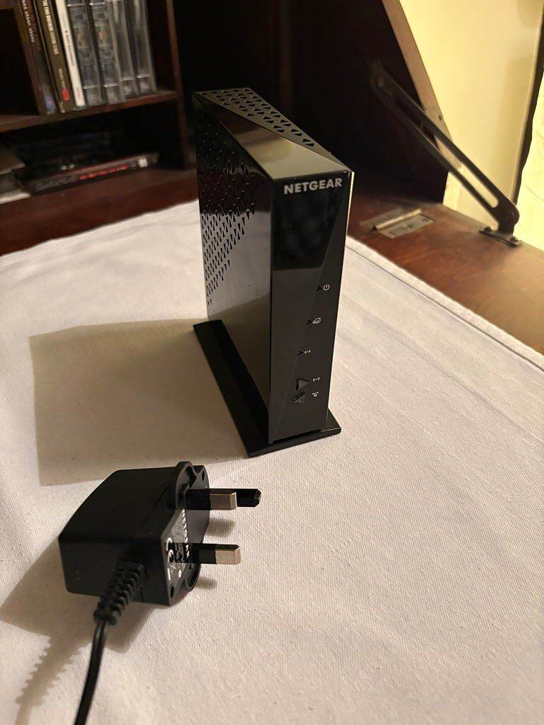 Netgear N300 WiFi Router WNR2000v5 - Very Good Condition with PSU and cabling
