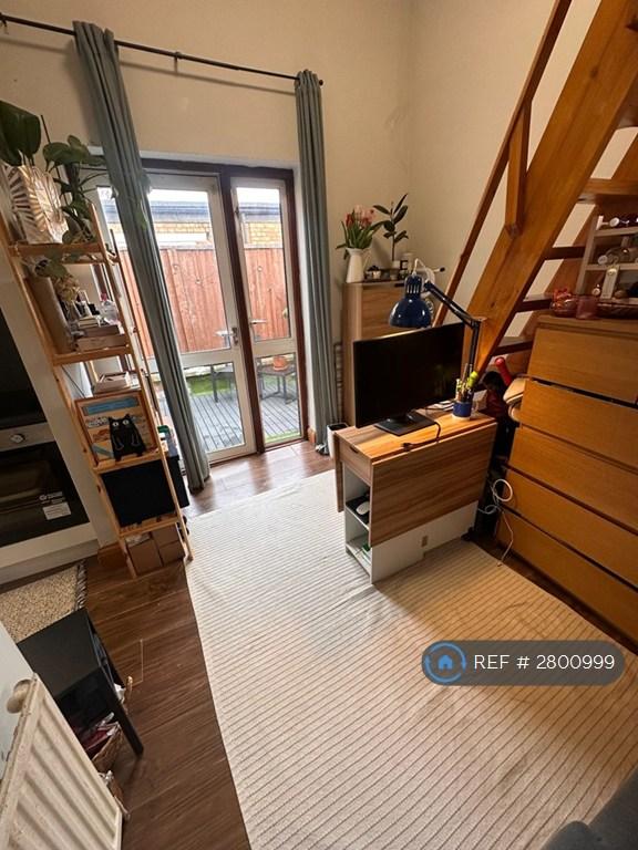 Studio flat in Burroughs Parade, London, NW4 (#2800999)