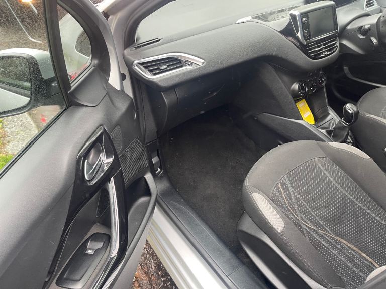 Peugeot, 208, Hatchback, 2012, Manual, 1199 (cc), 5 doors