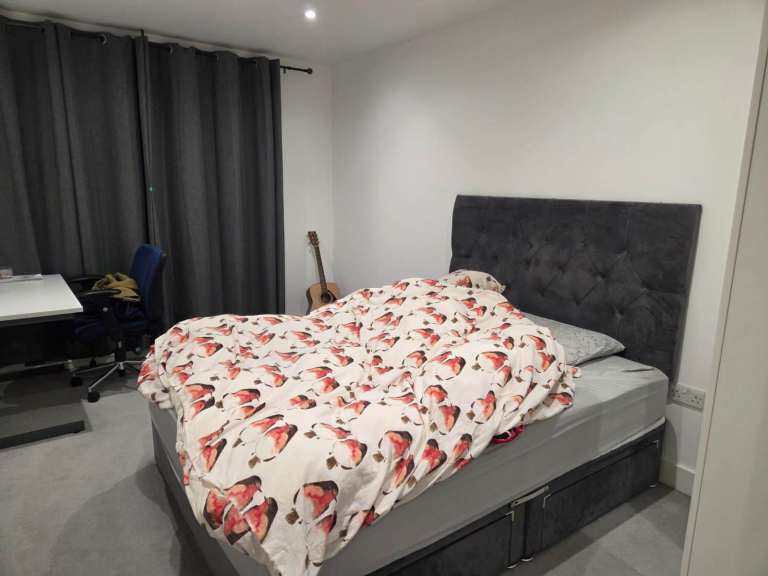 Double Room 5 Min walk from Motspur Park Station