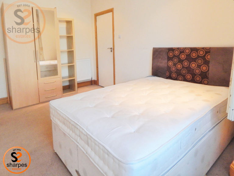1 bedroom in Front double room Robinson Road, London