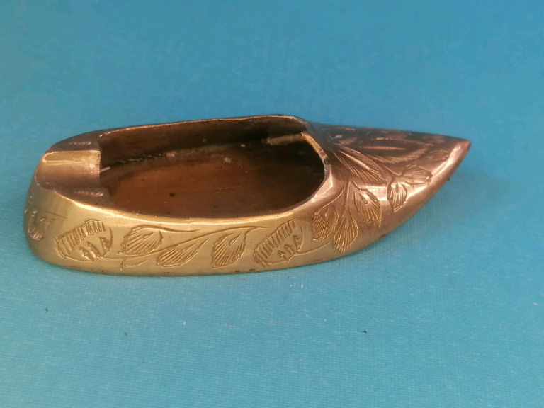 Vintage ashtray 3,3-inch. Brass shoe ashtray, India.. 