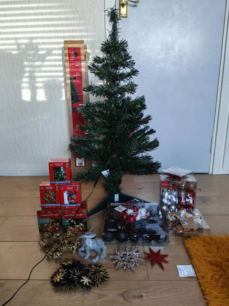 (PENDING COLLECTION ) 3ft Fibre Optic Christmas Tree with Decorations – Good Condition