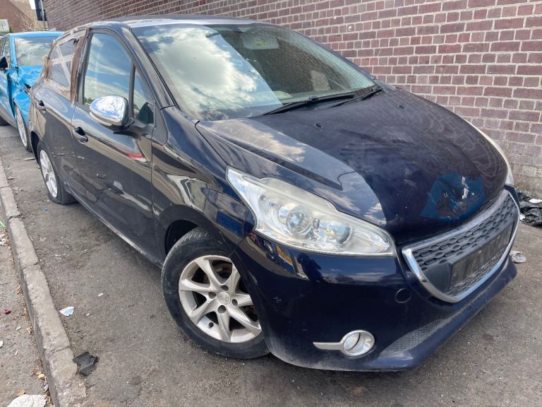 2015 Peugeot 208 1.2 Petrol 5Speed Blue BREAKING parts 