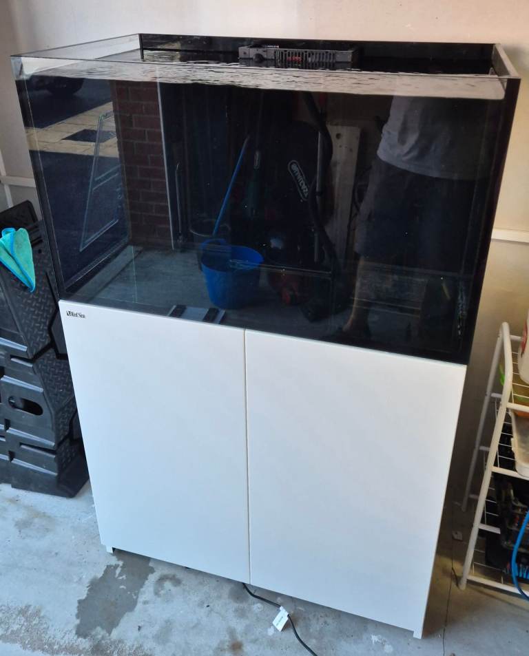Red Sea Reefer 250 G2 Aquarium with Cabinet – Good Condition