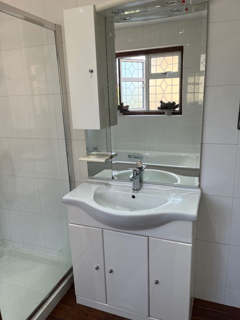 Bathroom Vanity unit with Basin, mirrors and cabinets (195x84 cm approx)