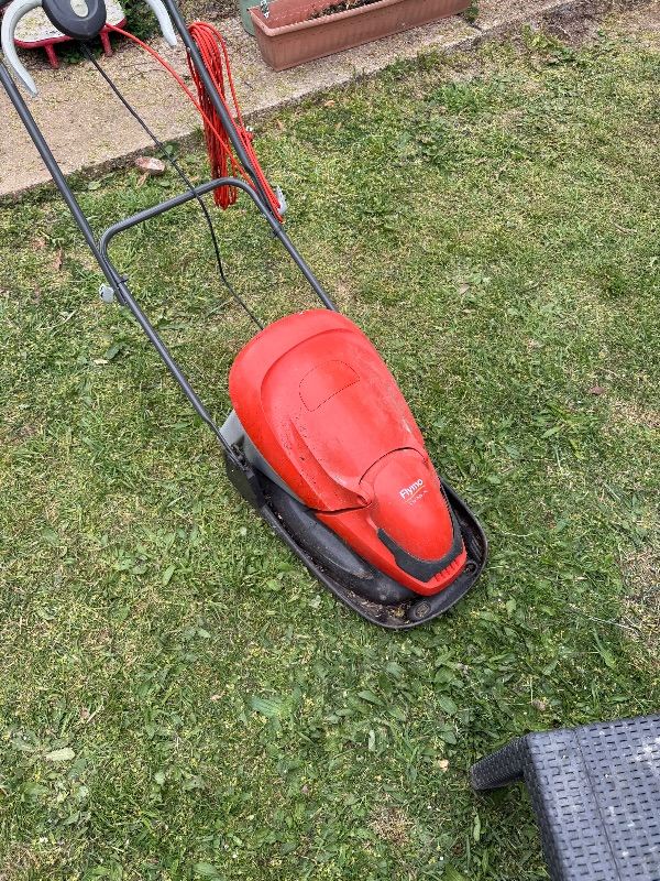 Flymo EasiGlide 300 electric lawnmower