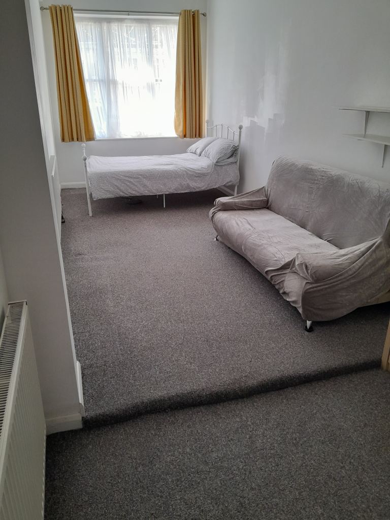 Beautiful, large double room available 