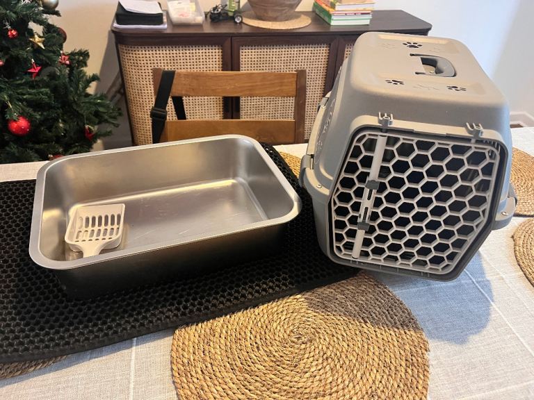 Small pet carrier and small litter tray with mat and scoop