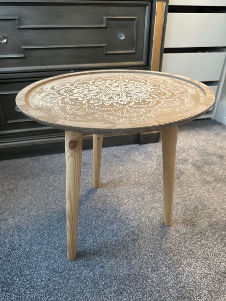 Small lamp table 