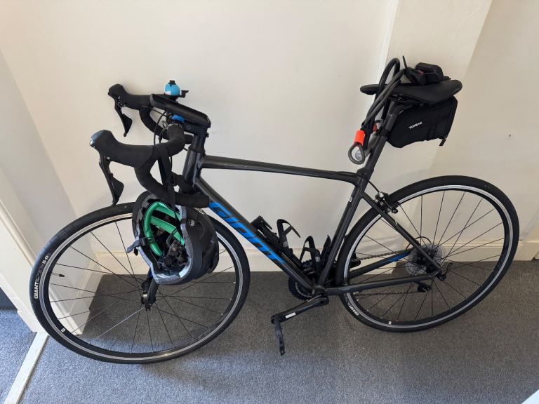 Barely used giant road bike + kit