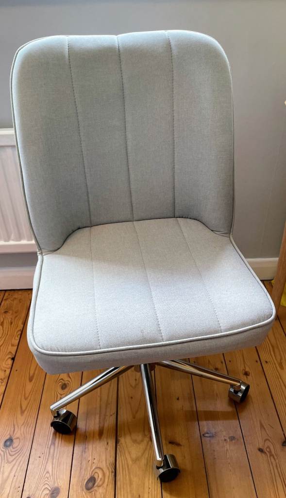 Stylish and Comfortable Light Grey Fabric Office Chair with Wheels & adjustable  – Good Condition