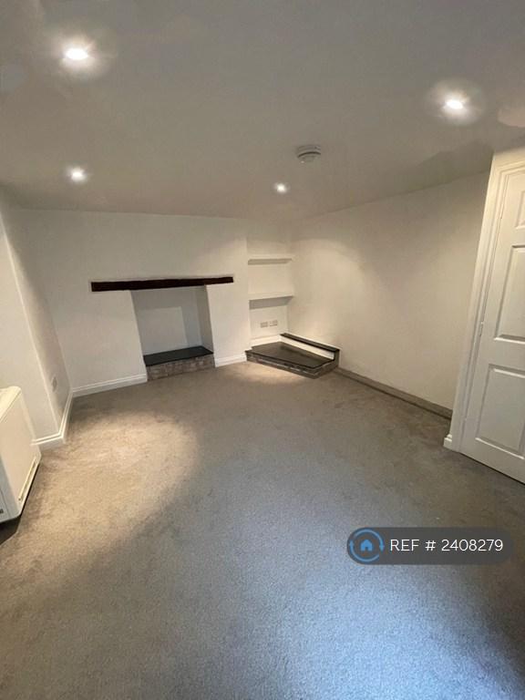 1 bedroom flat in Fore St, Camelford, PL32 (1 bed) (#2408279)