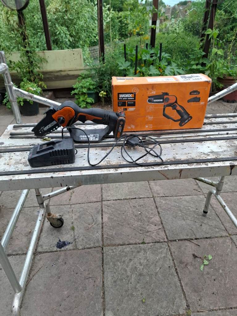 CORDLESS-WORKX 5 INCH PRUNING SAW BATTERY OPERATED £20