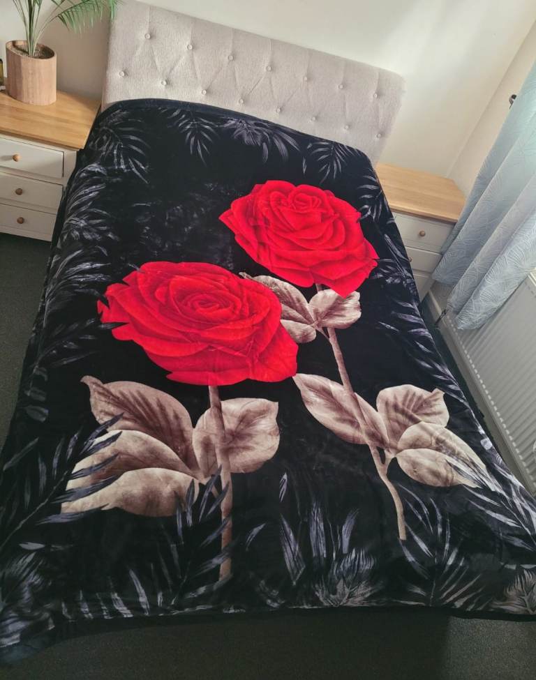 Extra Large Black & Red Rose Super Soft & Silky Thick Throw 