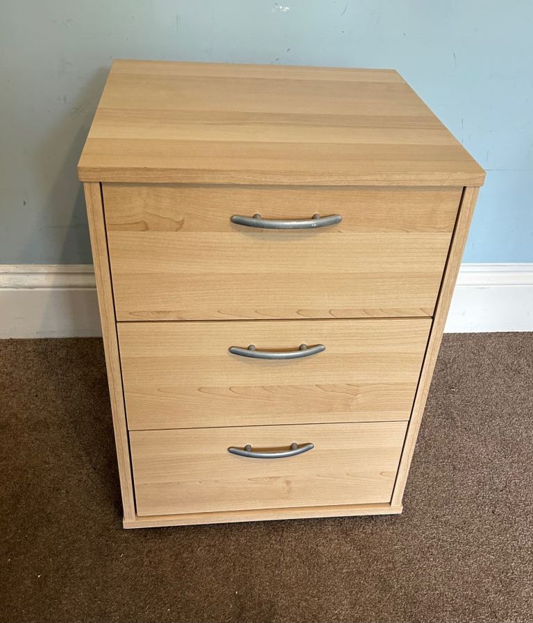 1 Light Oak Effect Bedside 3 Drawers on wheels  H22.5in/57cm W16.5in/42cm D15.75in/40cm  J324