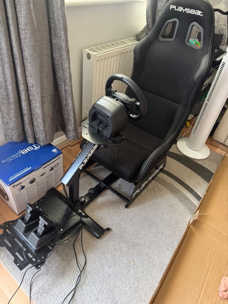*AS NEW* PLAYSEAT INCLUDING NEW THRUSTMASTER STEERING WHEEL INCLUDING PEDALS