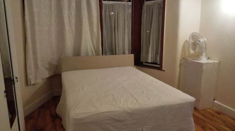 En_suit King sized Room fully Furnished Available Next to Station 