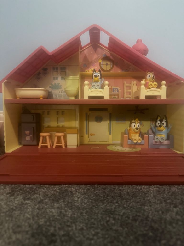 Bluey house with Car accessories and figures 