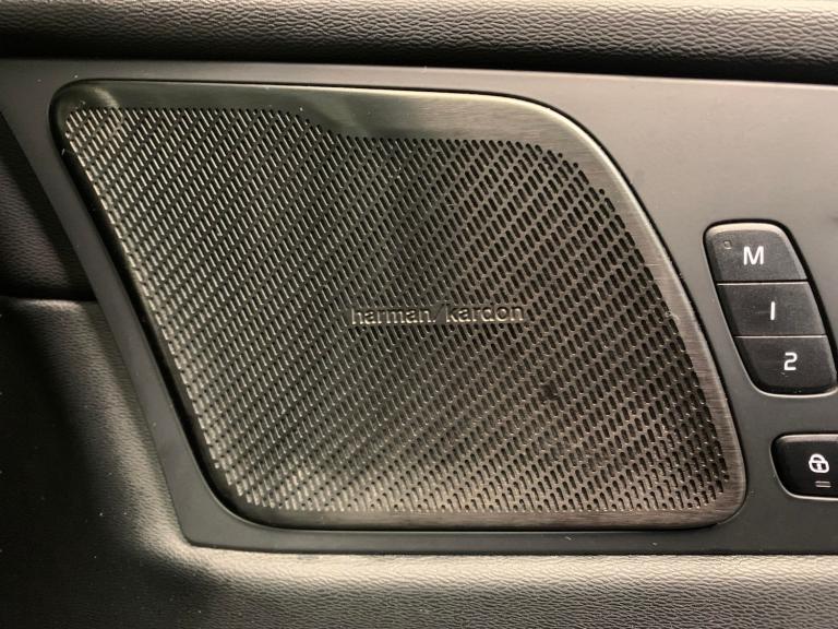 2022 Volvo XC60 2.0 B5P Plus Dark 5dr AWD Geartronic ESTATE PETROL Automatic