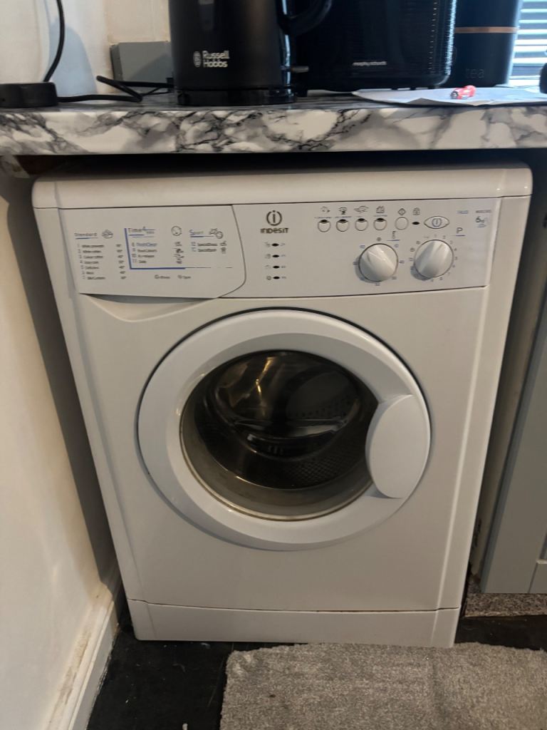 Indesit Washing Machine – White, Good Condition