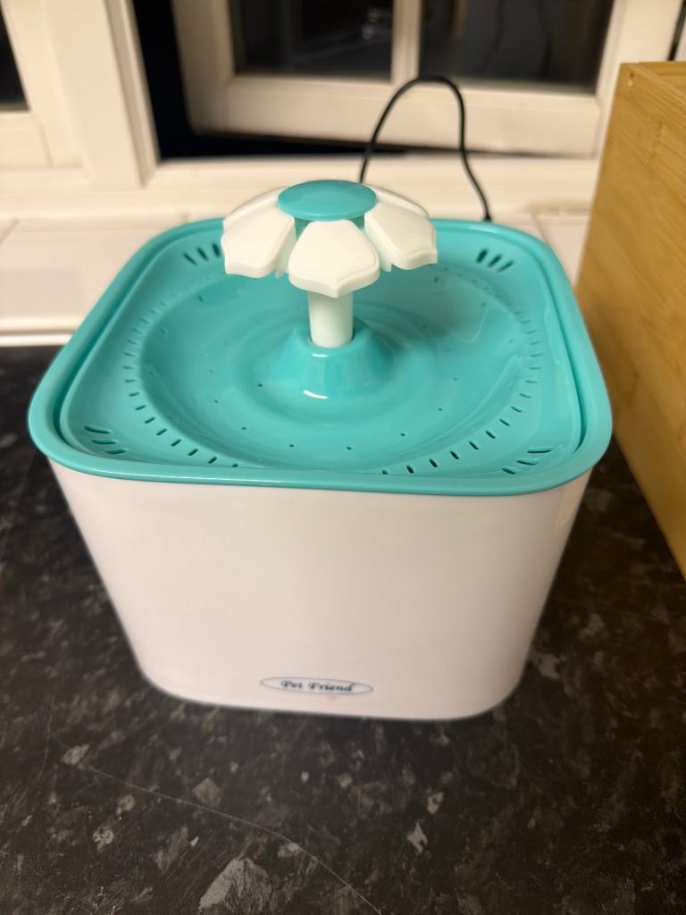 Pet Friend Flower Design Water Fountain