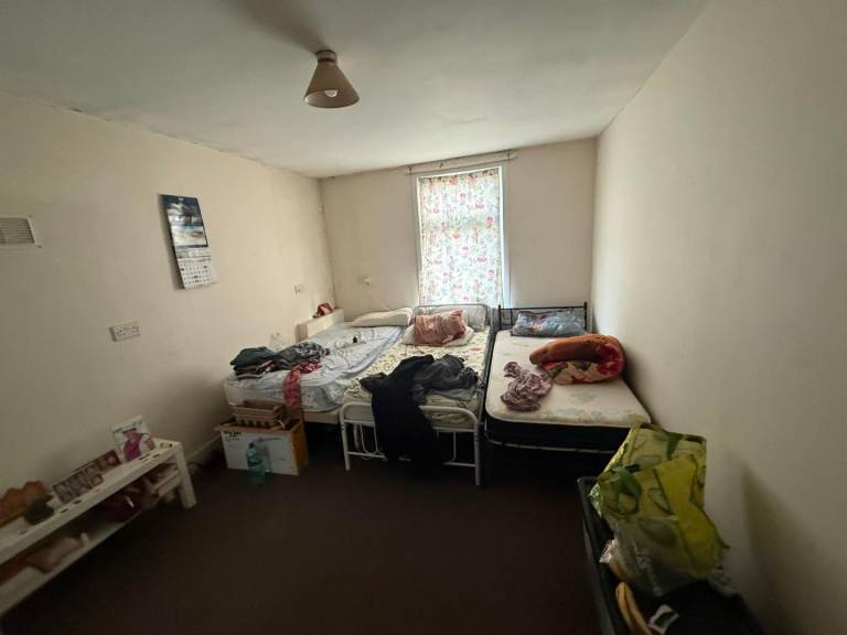 Green Street,Big room available 