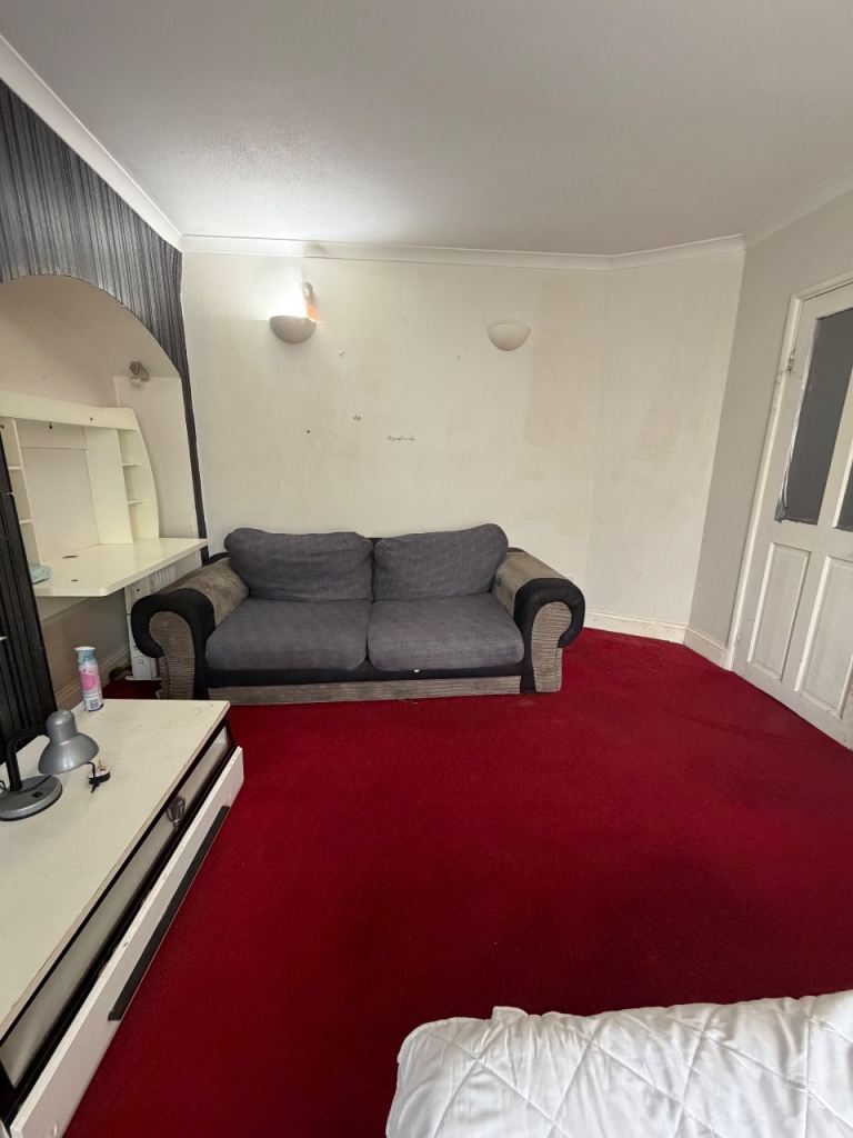 Room available to rent at RM9 5XU