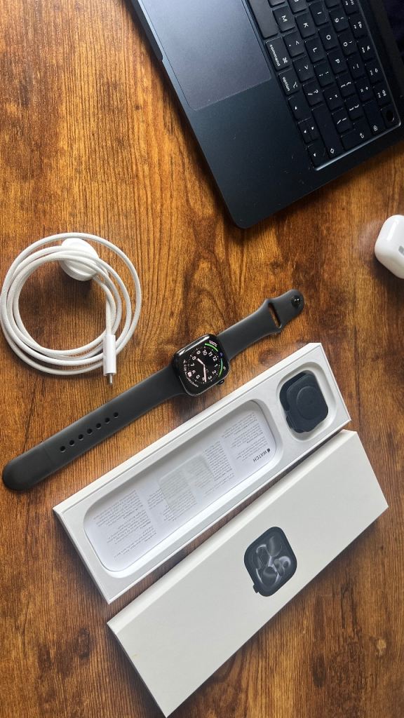 Apple Watch Series 11 42mm Jet Black Aluminium GPS - Black Sport Band