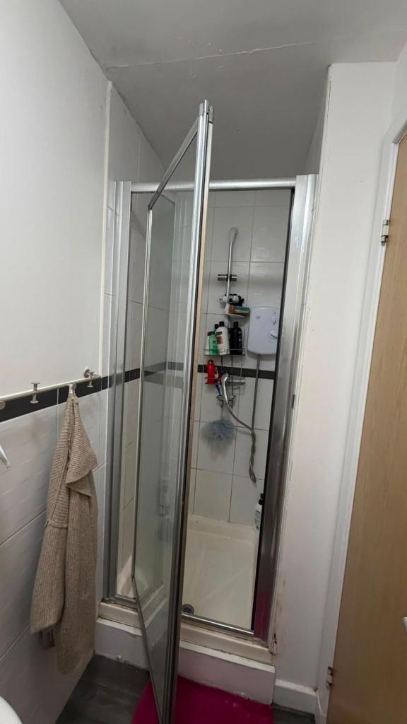 Female double bedroom share