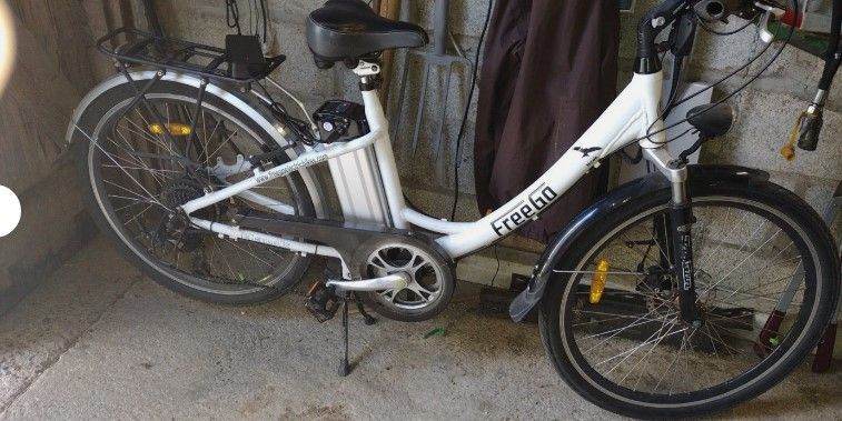 Freego Electric City Bike – White, Good Condition