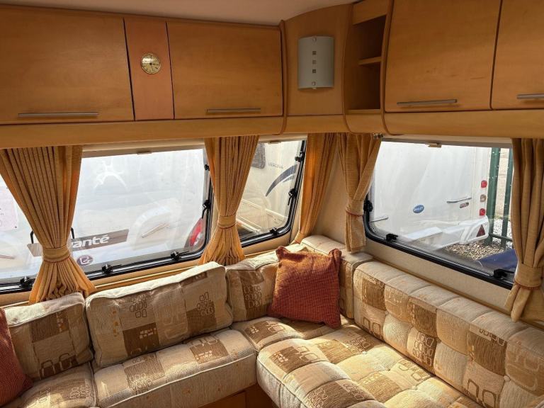  BAILEY PAGEANT BURGUNDY -FIXED BED CARAVAN WITH CORNER WASHROOM & MOTORMOVER