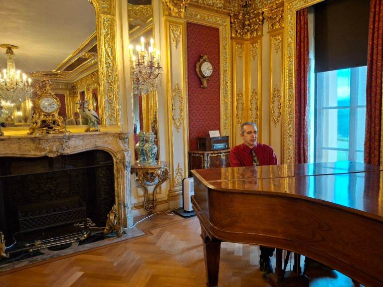 Pianist - London / Surrey Weddings, Parties, Corporate functions. Fully Professional.