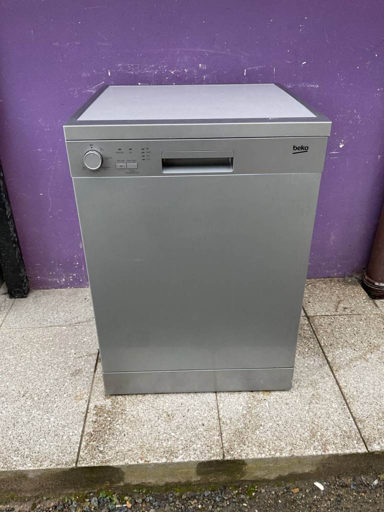 Beko silver freestanding dishwasher with 6mths warranty (9563)