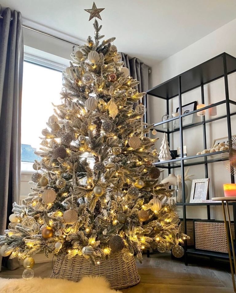 We R Christmas Pre-Lit Snow Flocked 6.5ft - Christmas Tree RRP £399
