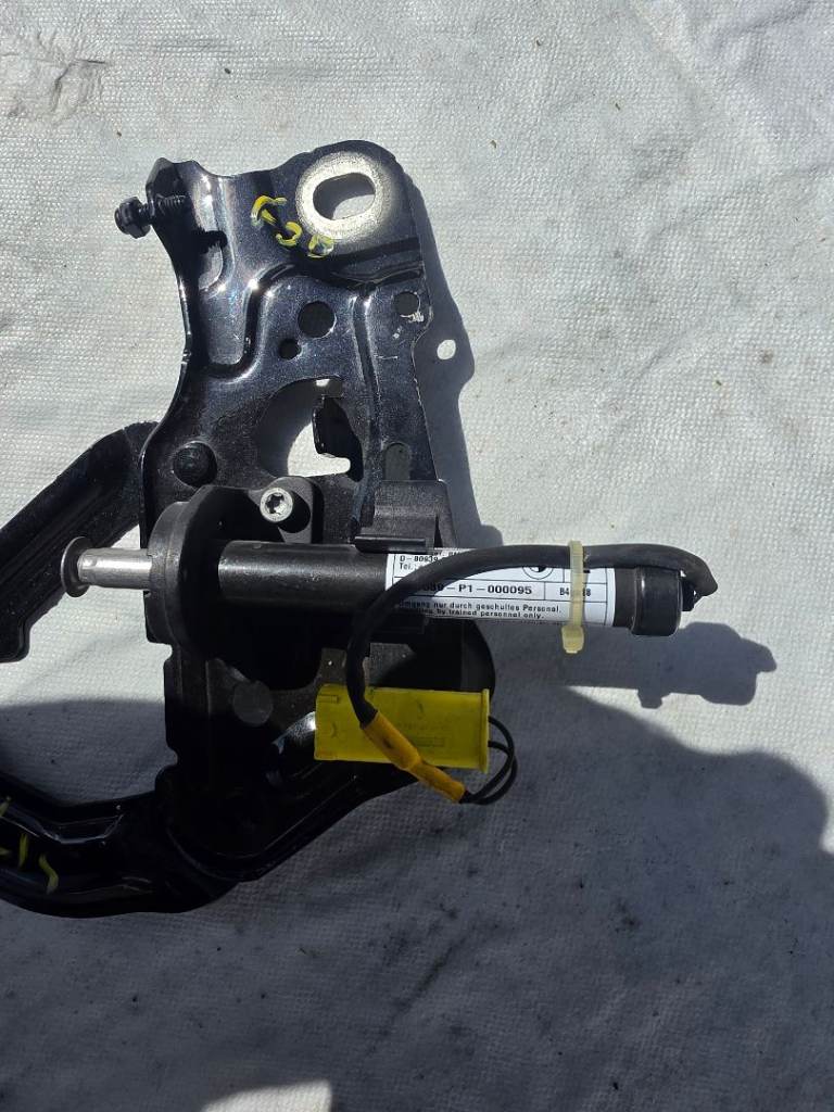 BMW 5 SERIES G30 G31 Left Passenger Side BONNET HINGE And ACTUATOR Breaking Parts 