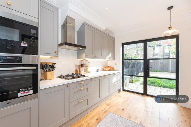 3 bedroom house in Medusa Road, London, SE6 (3 bed) (#2837946)