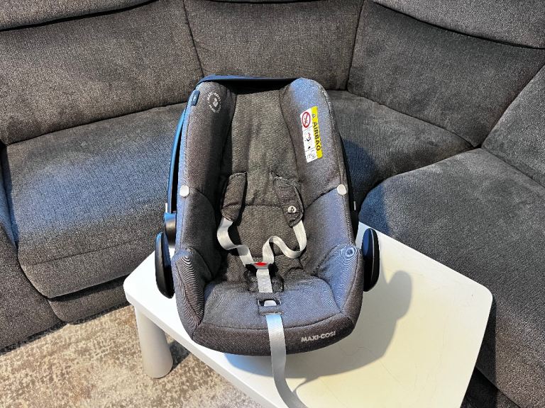 Maxi-Cosi Baby Car Seat with ISOFIX Base – Grey, Good Condition