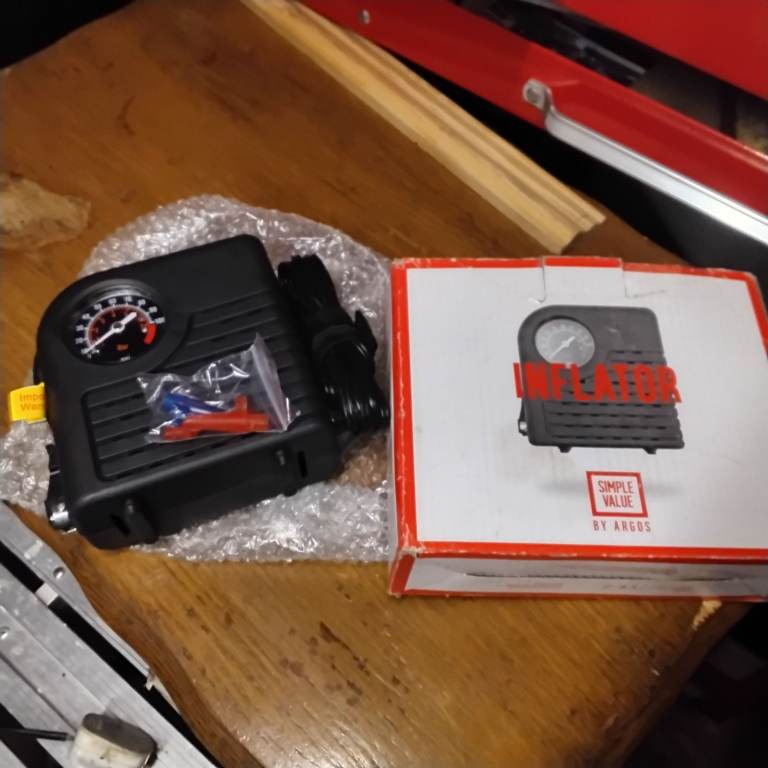 New unused tyre inflator plus different adaptors 