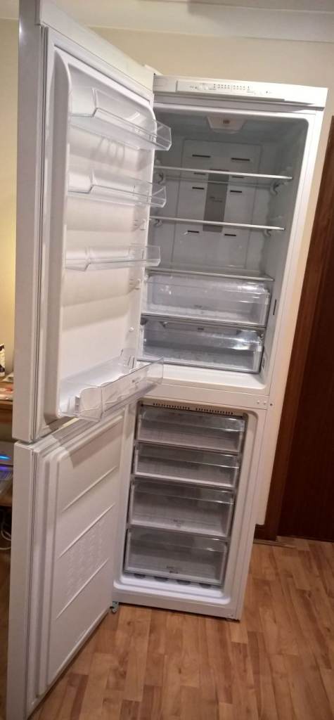 Hotpoint fridge freezer (spares or repair - freezer works, fridge faulty) free to collect
