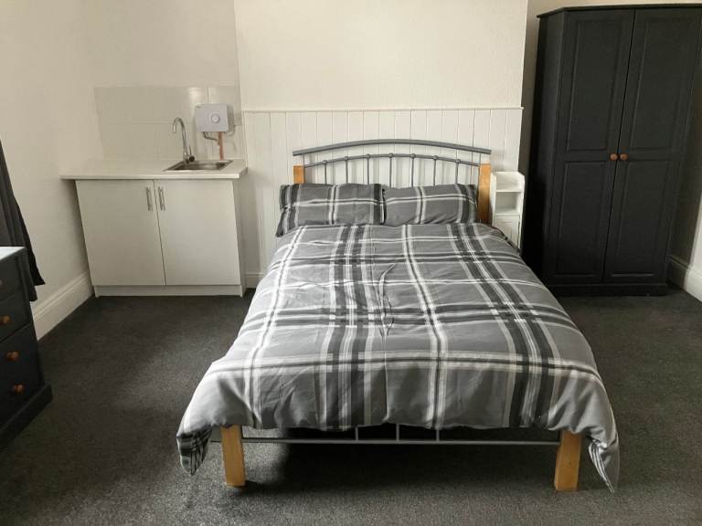 Room to rent in a qiet and respectful house in Dudley