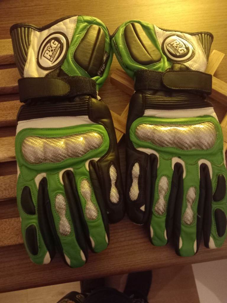 R and G race gloves