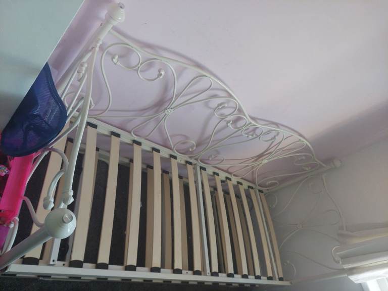 Single day bed with trundle